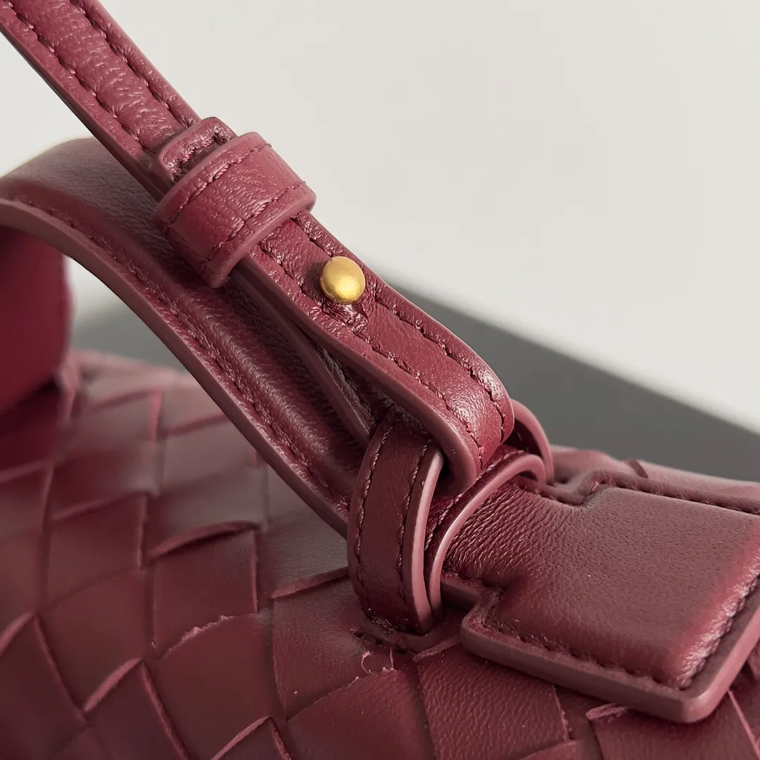 Batch 1360 Bottega Veneta 24 spring and summer woven zipper crossbody bag. A crossbody bag that can be used as a cosmetic bag. The exquisite weaving and compact body are an indispensable accessory for the upcoming summer. The double zipper also better protects the bag. It has a large capacity. If you like it, don’t miss it. Style number: 789109 Size: 22*12.5*5cm